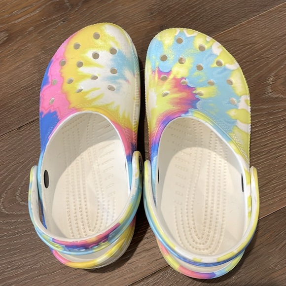 Tie Dye Classic Crocs Juniors Size 2 EUC - Picture 5 of 5